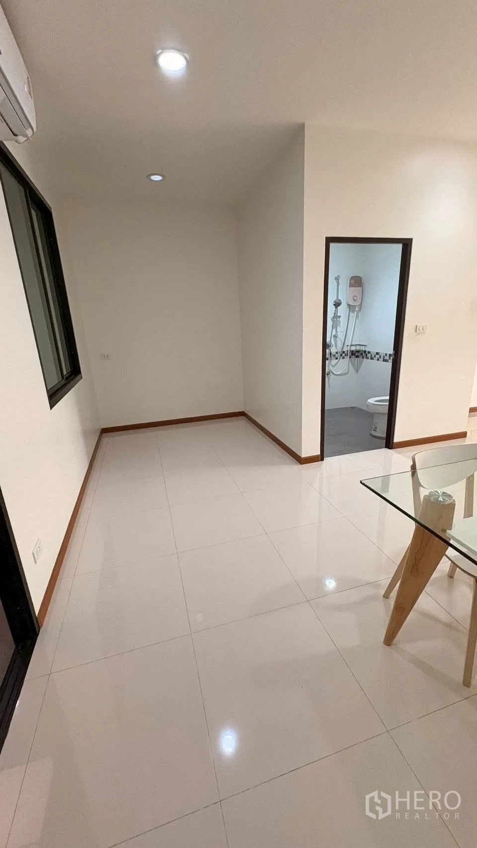 ทาวน์เฮาส์ for rent in Phra Khanong, Bangkok - โถงสว่างพื้นกระเบื้องเงา ไฟดาวน์ไลท์ และประตูเชื่อมห้องน้ำ