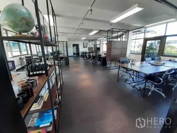 办公空间 出租在Khlong Toei, Bangkok - 通透开放式办公室，大窗采光，长工作台、置物架与玻璃隔断。