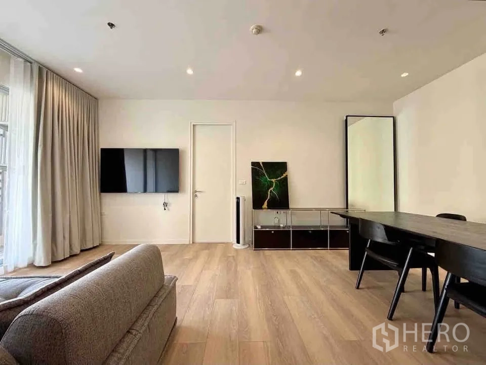 คอนโด for rent in Ratchathewi, Bangkok - ห้องนั่งเล่นและทานอาหารกว้าง พร้อมทีวี โซฟา และโต๊ะกินข้าวใหญ่