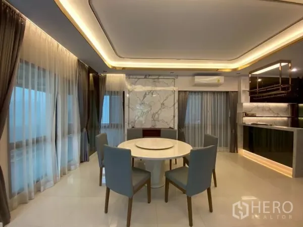 独立式住宅 出租在Prawet, Bangkok - 明亮餐厅，六人圆桌与天花氛围灯。