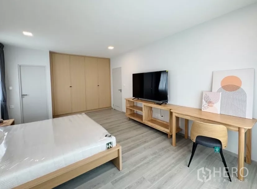 บ้าน ให้เช่าในBang Phli, Samut Prakan - ห้องนอนหลักพร้อมโต๊ะทำงานและทีวีจอใหญ่