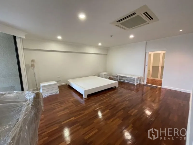 公寓 出租在Khlong Toei, Bangkok - 大卧室，平台床，木地板，落地推拉门直通阳台