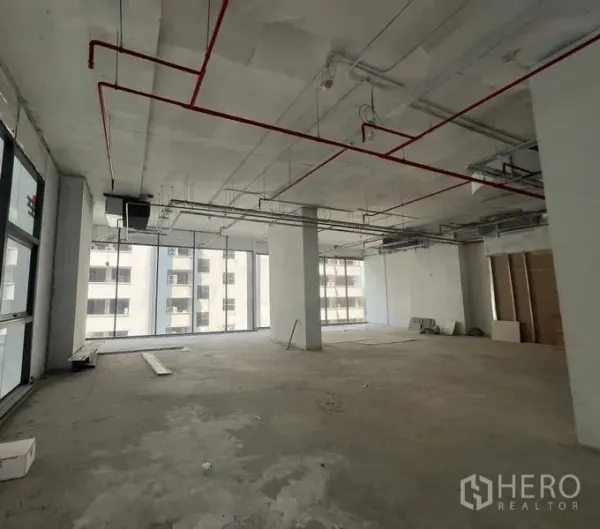 零售空间 出租在Khlong Toei, Bangkok - 大面积转角商铺，双面落地玻璃、结构柱与外露机电设施。