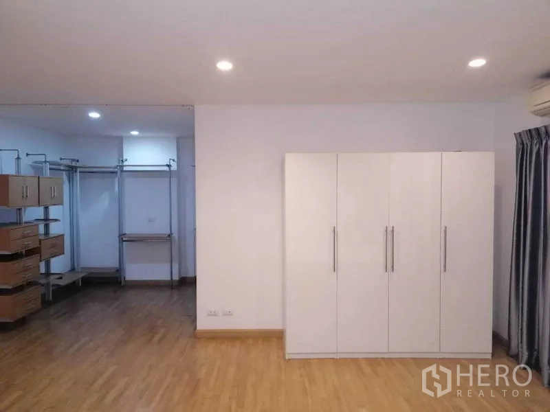 联排别墅 出租在Wang Thonglang, Bangkok - 衣帽间区域，白色衣柜与更衣空间。