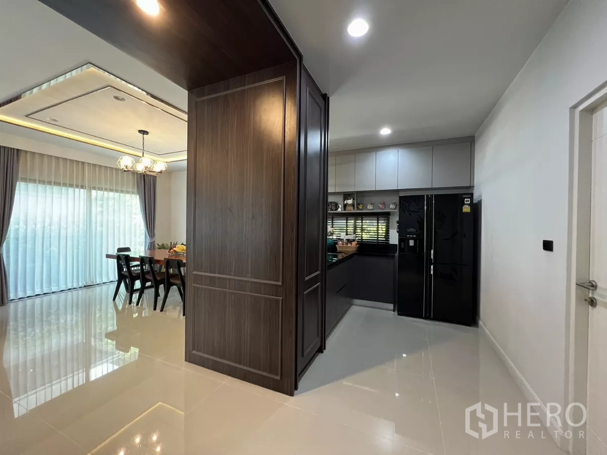 บ้าน ให้เช่าหรือขายในBang Kapi, Bangkok - โถงทางเดินเชื่อมโซนทานอาหารสู่ครัวสมัยใหม่ พร้อมตู้สูง