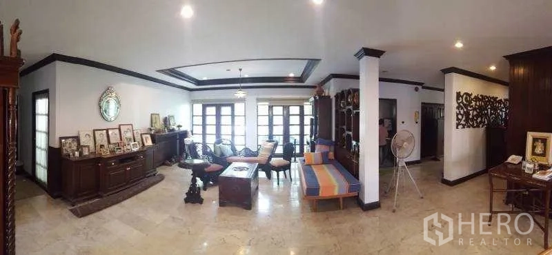独立式住宅 出租在Bang Phli, Samut Prakan - 宽敞起居空间，大理石地面与内置木柜。