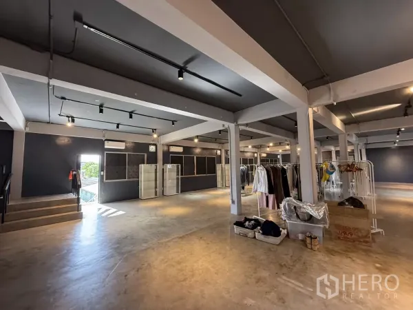 办公空间 出租在Wang Thonglang, Bangkok - 宽敞工作区，白色梁柱，侧门采光，衣架与储物区，搭配轨道照明。