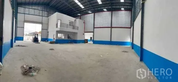 คลังสินค้า ให้เช่าในBang Phli, Samut Prakan - ฮอลล์โกดังเพดานสูง มีช่องแสงสกายไลท์และประตูม้วนทางเข้าแบบกว้าง
