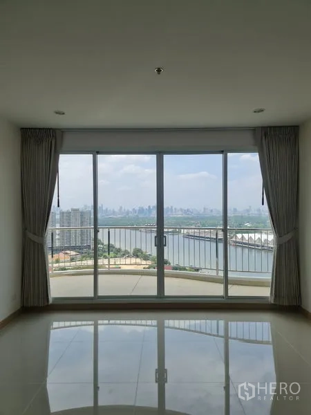 公寓 出售在Yan Nawa, Bangkok - 宽敞客厅，大面积玻璃门与亮面地板，尽享江景城市全景。