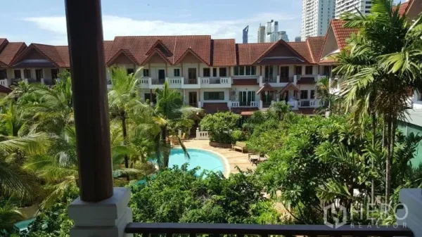 联排别墅 出租或出售在Watthana, Bangkok - 通罗度假式联排社区，中庭泳池与热带花园景观