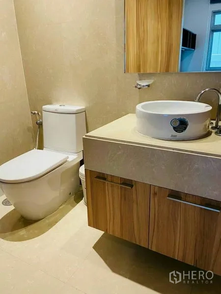 公寓 出租在Watthana, Bangkok - 现代卫浴，木质浴柜、台上盆与坐便器。