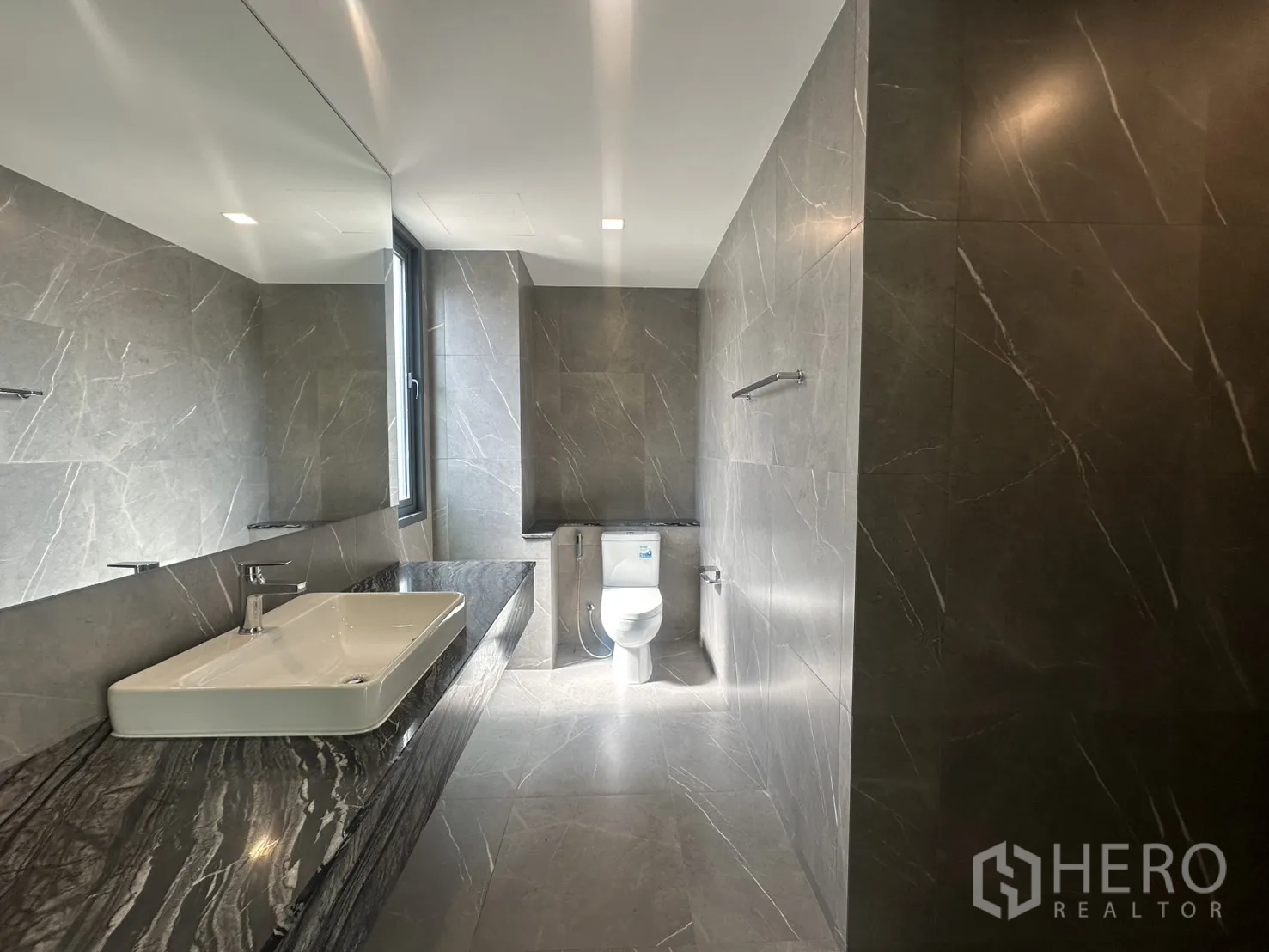 家庭办公室 for rent or sale in Suan Luang, Bangkok - 当代风格浴室，长石质台面、洗手盆与窗户。