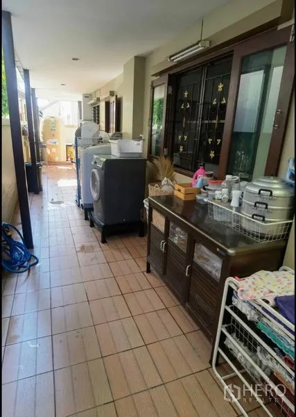 独立式住宅 出售在Bang Yai, Nonthaburi - 有顶服务区，配洗衣机与收纳柜