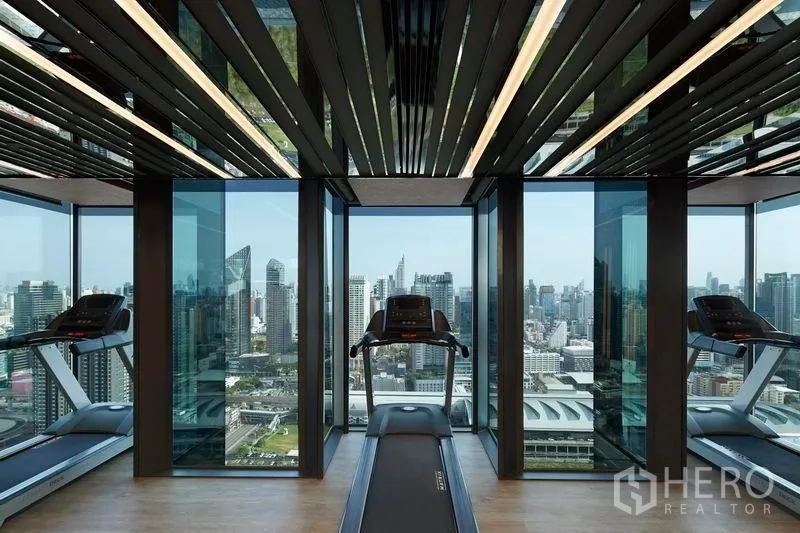 公寓 出售在Ratchathewi, Bangkok - 天空健身房，跑步机面向曼谷天际线全景。