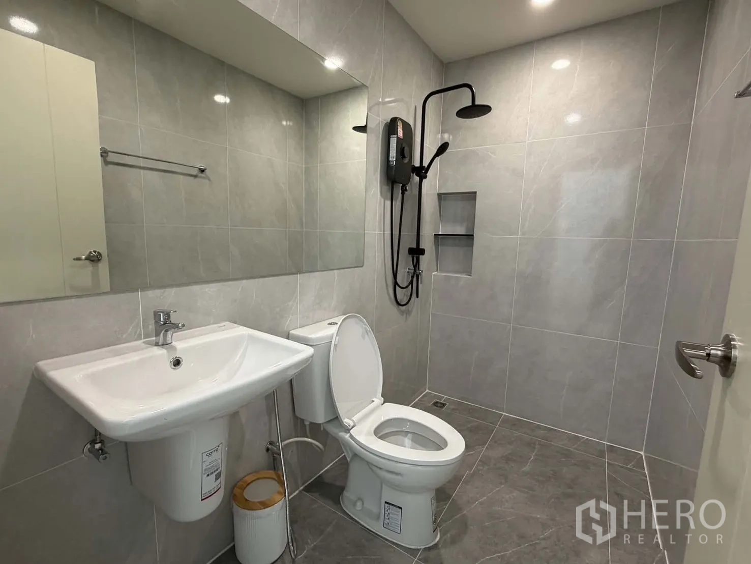 ทาวน์เฮาส์ for rent in Bang Phli, Samut Prakan - ห้องน้ำปูกระเบื้องพร้อมเรนชาวเวอร์ ช่องวางของในผนัง อ่างล้างหน้า และโถสุขภัณฑ์