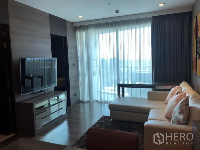 คอนโด ให้เช่าหรือขายในWatthana, Bangkok - ห้องนั่งเล่นสว่าง ทีวีจอแบน ชุดตู้วาง และทางออกสู่ระเบียง
