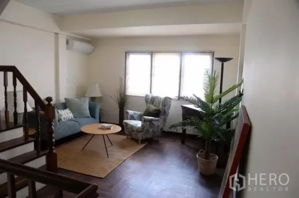 带办公室的家 出租在Min Buri, Bangkok - 楼上休闲区，沙发与单椅，木质楼梯与人字拼地板