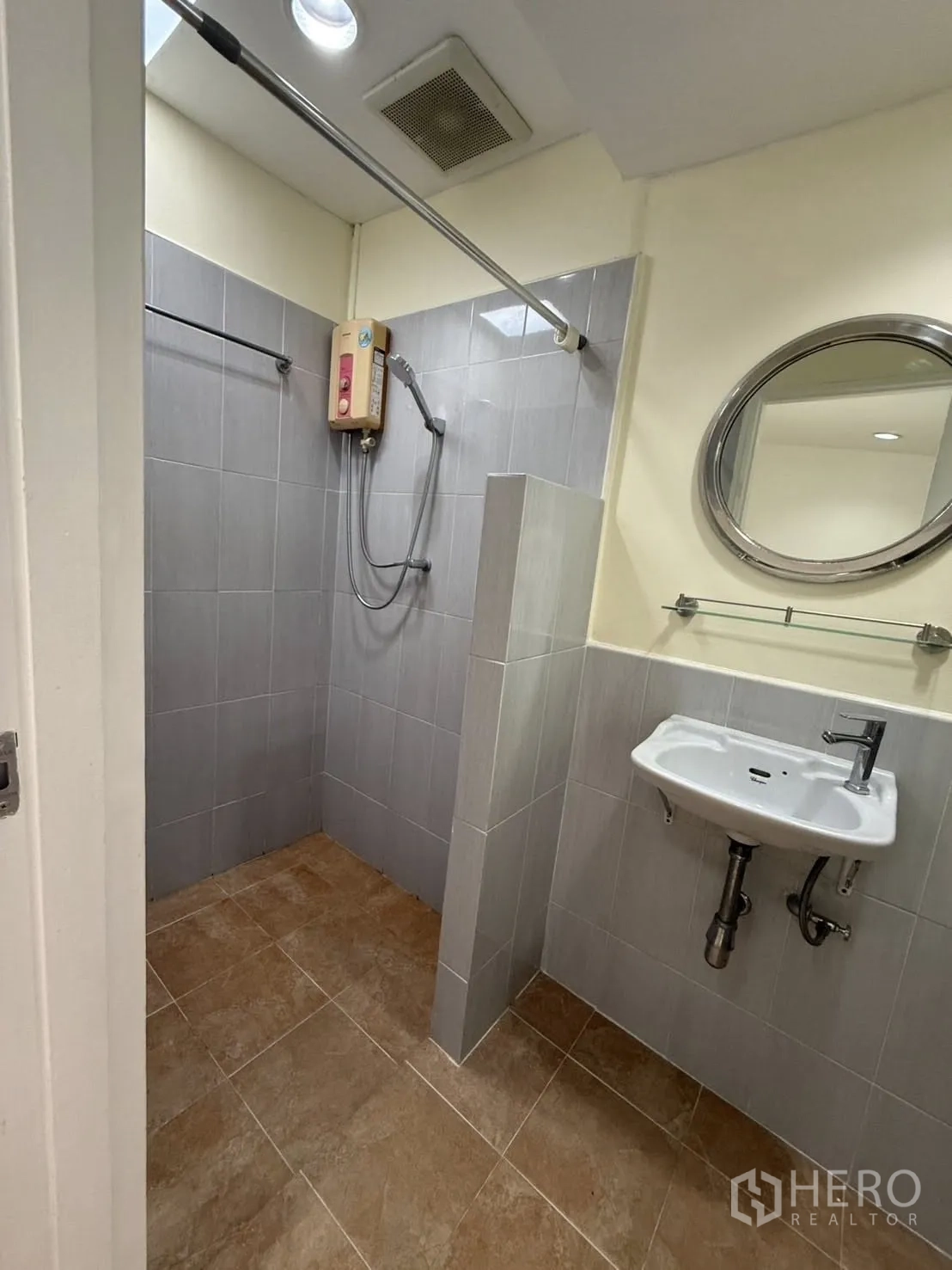 独栋房屋 for rent in Khlong Toei, Bangkok - 第二浴室设步入式淋浴、圆形镜子与洗手盆及热水器。