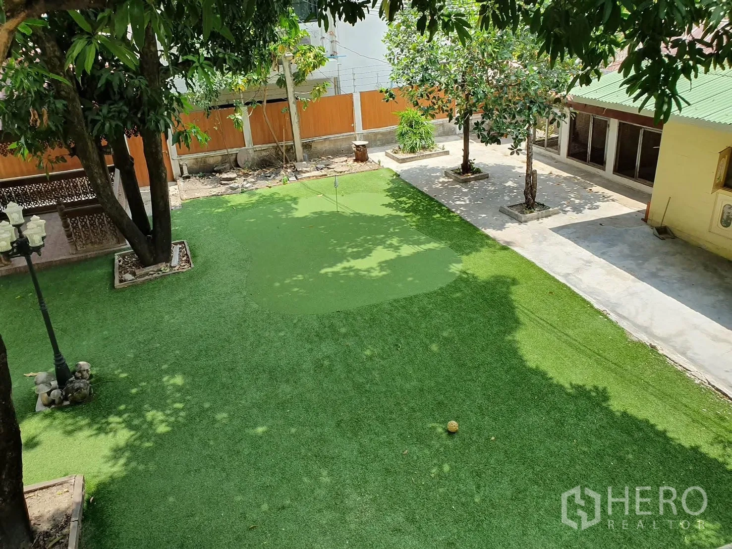 独栋房屋 for rent in Sathon, Bangkok - 宽敞花园，草坪与成树并排，旁有单层附属建筑与铺装庭院。