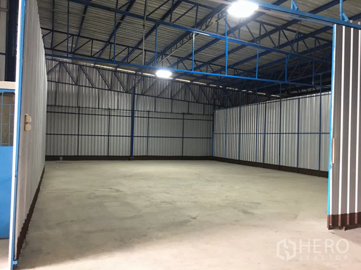 Warehouse for rent in Bueng Kum, Bangkok - Open storage hall with smooth concrete floor and partitioned bays for flexible use.