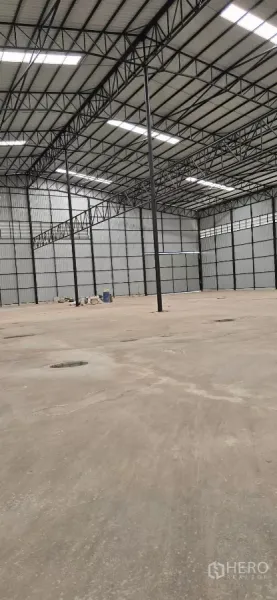 Factory for rent in Mueang Samut Sakhon, Samut Sakhon - Long-span warehouse area with steel columns and bright roof lighting for production or storage.
