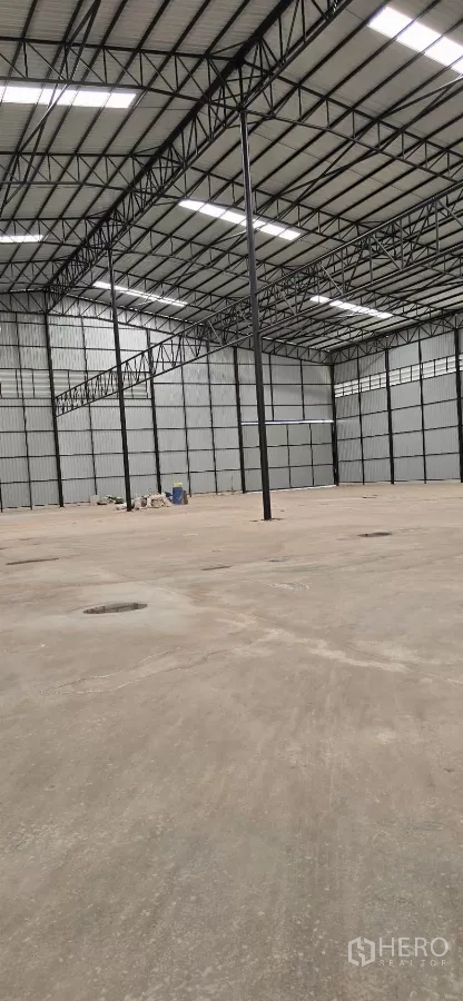 Factory for rent in Mueang Samut Sakhon, Samut Sakhon - Long-span warehouse area with steel columns and bright roof lighting for production or storage.