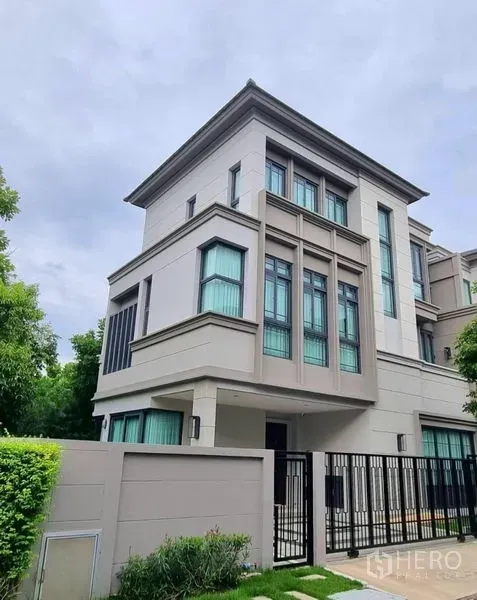 Detached House for rent - Modern three-storey detached house exterior with large windows and a gated fence.