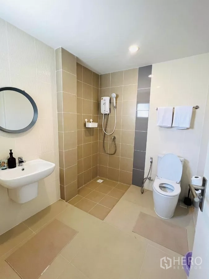 Detached House for rent in Saphan Sung, Bangkok - Tiled bathroom with walk-in shower, toilet and basin.