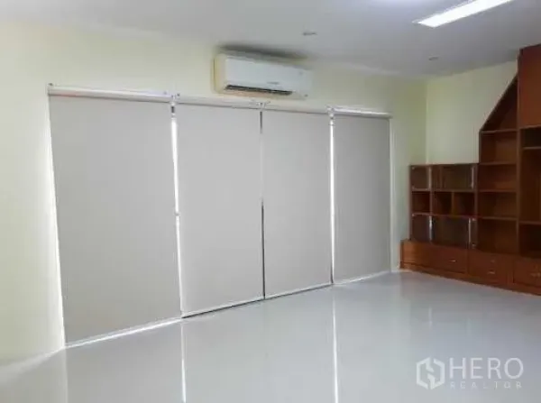 联排别墅 出租在Khlong Toei, Bangkok - 起居区配卷帘、木质嵌入式柜及壁挂空调。