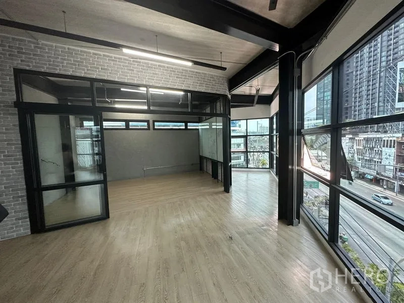สำนักงาน ให้เช่าในChatuchak, Bangkok - มุมสำนักงานเห็นห้องประชุมกระจกและกระจกพาโนรามาเหนือจตุจักร