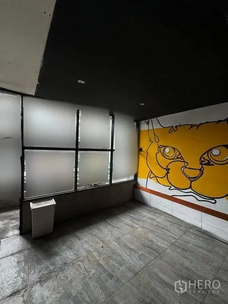 店屋 出租在Phaya Thai, Bangkok - 带磨砂玻璃与墙面彩绘的房间，适合等候或展示区。