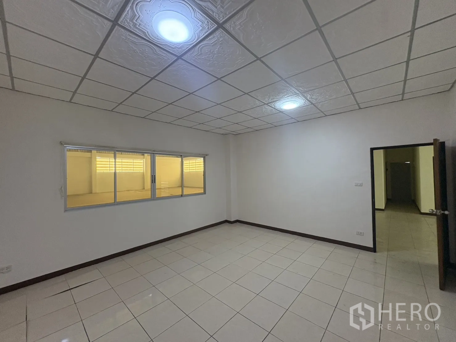 คลังสินค้า ให้เช่าในBang Phli, Samut Prakan - ห้องประชุม/หัวหน้างาน มองเห็นพื้นที่โกดังผ่านกระจกภายใน