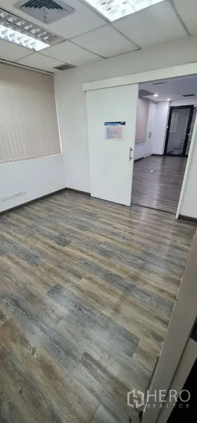 办公空间 出租在Watthana, Bangkok - 小型独立办公室，推拉门与木纹地板。