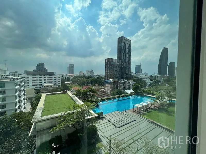 公寓 出租在Khlong Toei, Bangkok - 窗外可见大型室外泳池与城市天际线景观。