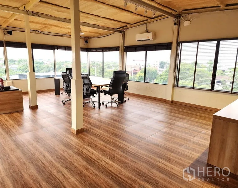 คลังสินค้า ให้เช่าในBang Kruai, Nonthaburi - ออฟฟิศมุมห้อง พื้นลายไม้ หน้าต่างกระจกกว้าง พร้อมโต๊ะประชุม