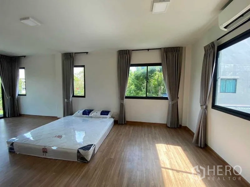 独立式住宅 出租在Khan Na Yao, Bangkok - 大卧室，木地板，多扇窗户可观花园景致。
