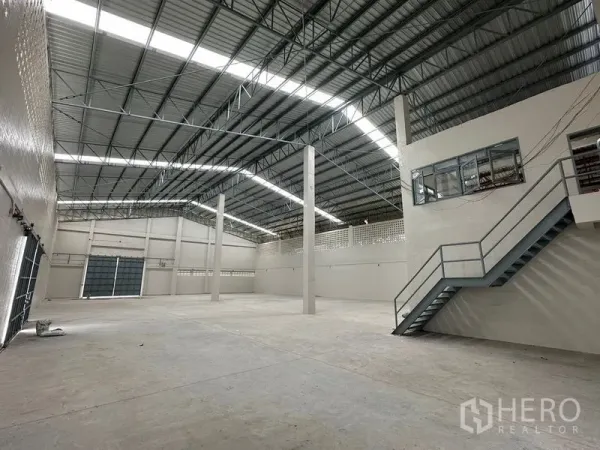 工厂 出租在Lam Luk Ka, Pathum Thani - 生产区带夹层办公室与金属楼梯。