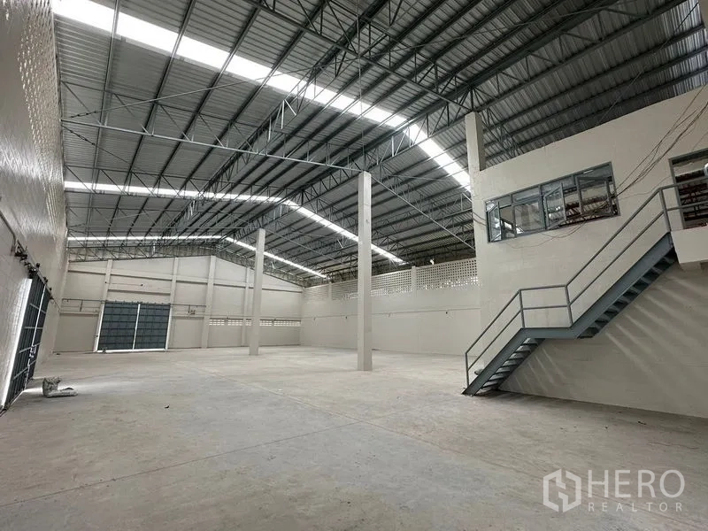 工厂 出租在Lam Luk Ka, Pathum Thani - 生产区带夹层办公室与金属楼梯。
