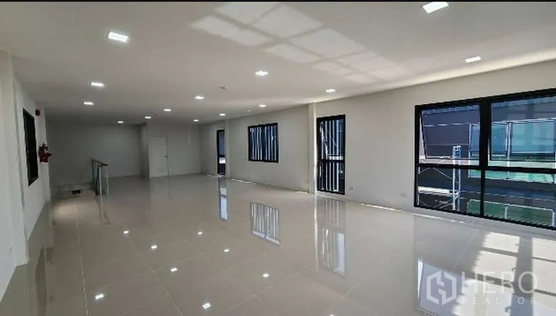 工厂 出租在Bang Bo, Samut Prakan - 楼上宽敞办公室，亮面地砖与大窗户