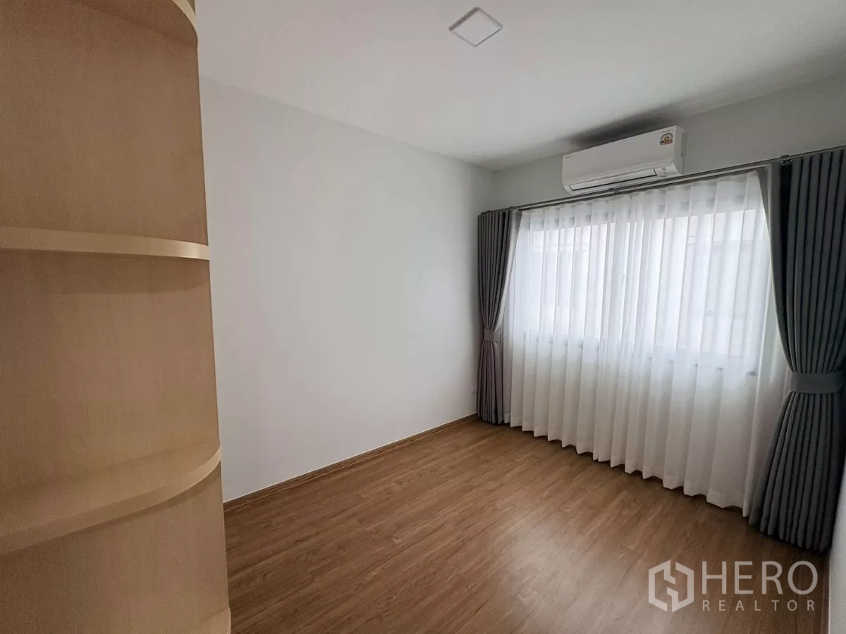 联排别墅 出租在Bang Phli, Samut Prakan - 次卧带大窗、木地板与空调。