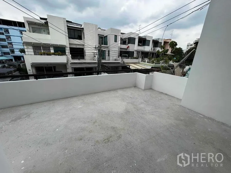 带办公室的家 出租或出售在Suan Luang, Bangkok - 宽阔屋顶露台，俯瞰低层社区和电线景观。