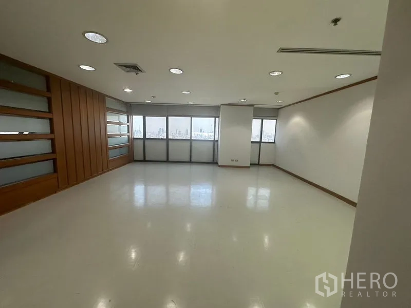 办公空间 出租在Phaya Thai, Bangkok - 开放工作间，设大面积窗户、木质格栅隔断与洁白地面。