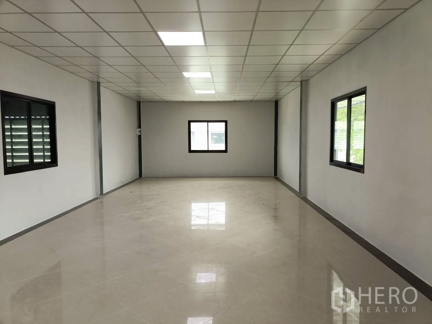 工厂 出租在Lam Luk Ka, Pathum Thani - 开放式办公室，双侧窗户与亮面地砖。