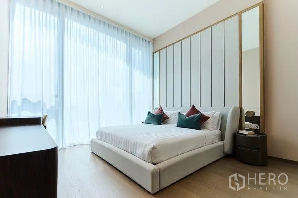 คอนโด ให้เช่าในPathum Wan, Bangkok - ห้องนอนบรรยากาศสงบ เตียงคิงไซซ์ หน้าต่างสูง ผนังหัวเตียงบานพาเนล