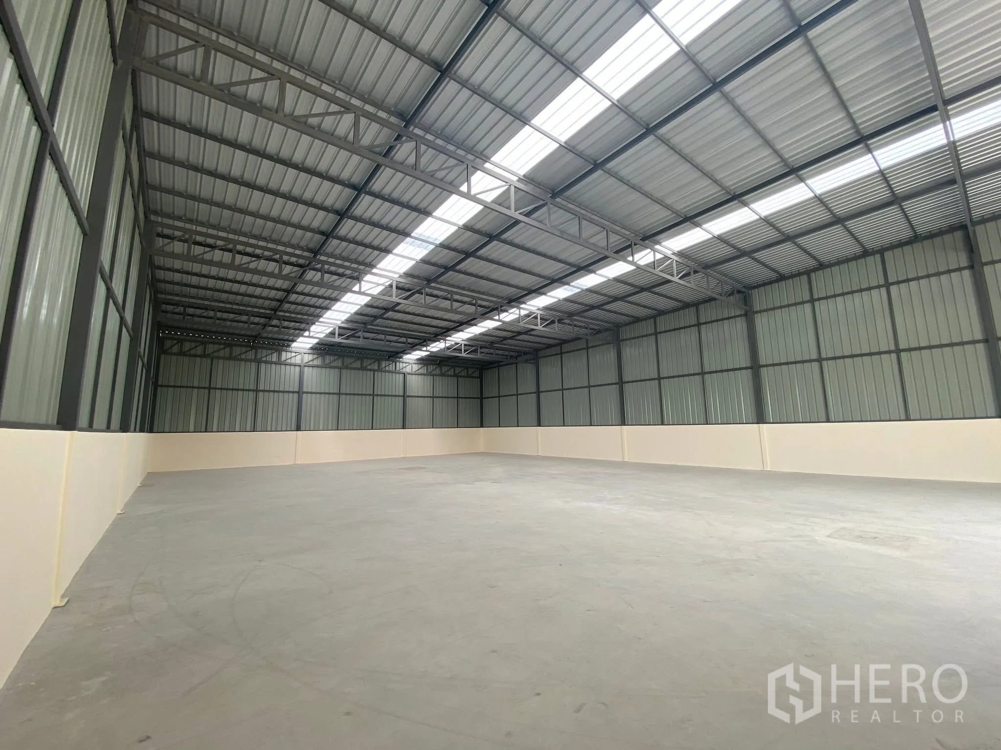 โรงงาน for rent in Krathum Baen, Samut Sakhon - ภายในโกดังโล่งกว้าง โครงหลังคาเหล็กสูงและมีสกายไลท์
