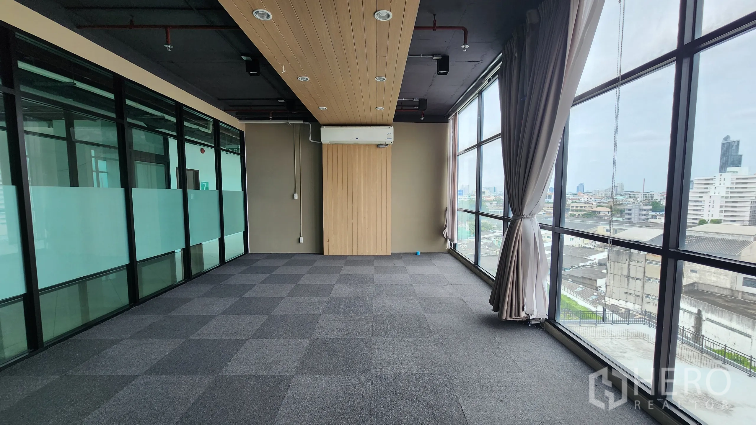 办公空间 出租在Yan Nawa, Bangkok - 双层高角落，通透玻璃与城市全景。