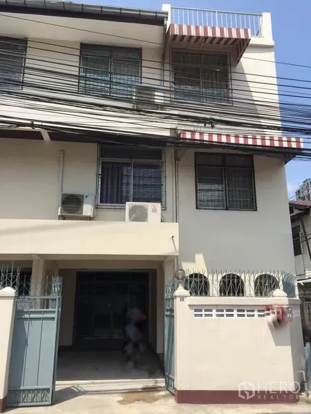 联排别墅 出租在Khlong Toei, Bangkok - 三层联排别墅外立面，带大门，近BTS Ekkamai站。