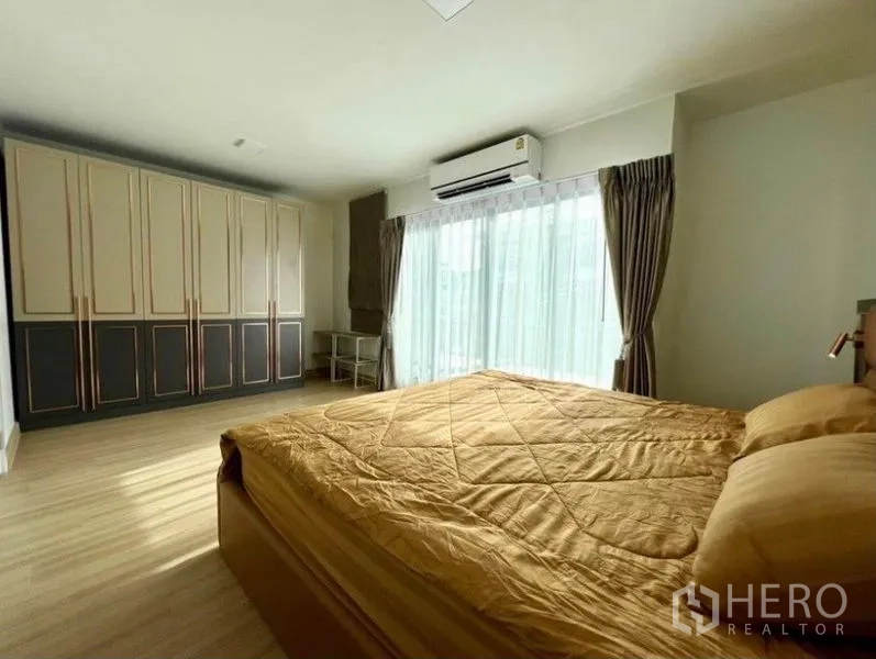 联排别墅 出租在Wang Thonglang, Bangkok - 卧室设大衣柜、空调与落地采光。