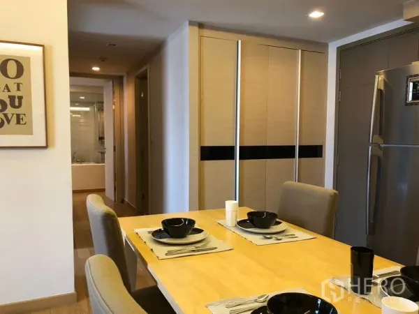 คอนโด ให้เช่าในWatthana, Bangkok - โซนรับประทานอาหารสำหรับสี่ที่นั่ง ข้างตู้บิลท์อินและทางเดินสู่ห้องน้ำ