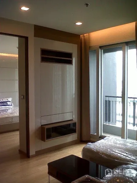 公寓 出租或出售在Ratchathewi, Bangkok - 采光良好的客厅，落地窗与阳台，现代曼谷公寓。